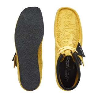 Bota Hombre Clarks Originals Wallabee Pokemon Gamuza Amarillo
