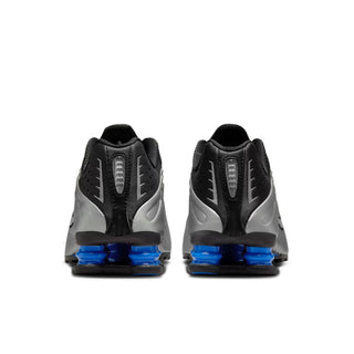 Tenis Mujer Nike Shox R4 Plateado Metalico Negro vista par atras