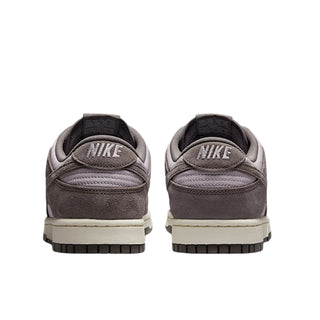 Tenis Hombre Nike Dunk Low Retro SE Platino Violeta vista par atras
