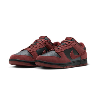Tenis Hombre Nike Dunk Low Retro SE Rojo Negro Oscuro vista par frontal