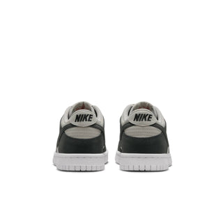 Tenis Infantil Nike Dunk Low HF Negro Gris Blanco vista par atras