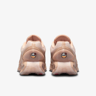 Tenis Mujer Nike Air Max DN x Isamaya Ffench Beige Arena vista par atras