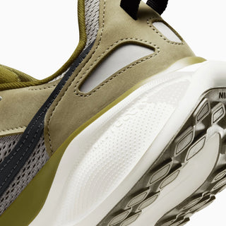 Tenis Hombre Nike Air Zoom Pegasus 41 SP Gris Verde Olivo vista zoom talon