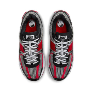 Tenis Hombre Nike Zoom Vomero 5 Rojo Negro Plata Metalico vista par superior
