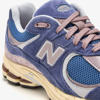 Tenis Unisex New Balance 2002R Morado vista zoom