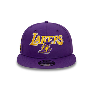 Gorra New Era Los Angeles Lakers NBA Flat Visor 9FIFTY vista frontal logo