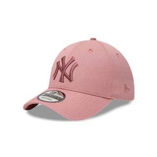 Gorra New York Yankees MLB League Essentials 9FORTY Strapback Rosa vista lateral principal