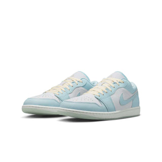 Tenis Hombre Air Jordan 1 Low SE Azul Glaciar Blanco vista par frontal