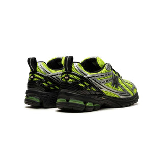 Tenis Hombre New Balance 1906R Negro Amarillo vista par atras