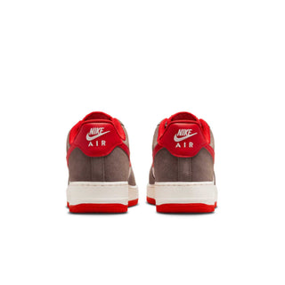 Tenis Hombre Nike Air Force 1 07 LV8 Cafe Rojo vista par atras