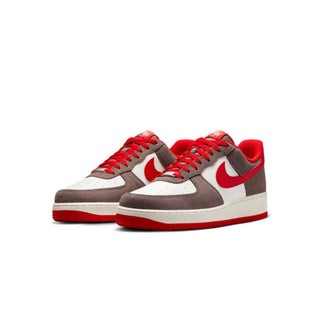 Tenis Hombre Nike Air Force 1 07 LV8 Cafe Rojo vista par frontal