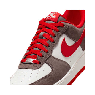 Tenis Hombre Nike Air Force 1 07 LV8 Cafe Rojo vista zoom frente