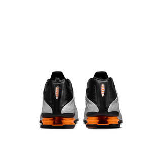 Tenis hombre nike shox r4 negro gris naranja vista par atras