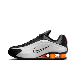 Tenis hombre nike shox r4 negro gris naranja vista lateral principal