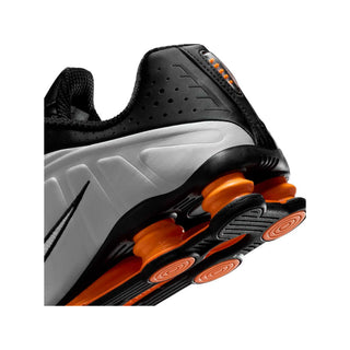 Tenis hombre nike shox r4 negro gris naranja vista zoom atras