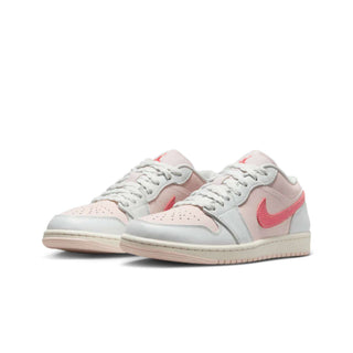 Tenis Mujer Air Jordan 1 Low SE Blanco Rosa Fresa vista par frontal