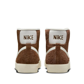 Tenis Mujer Nike Blazer Mid 77 Vintage Cafe Cacao vista par atras