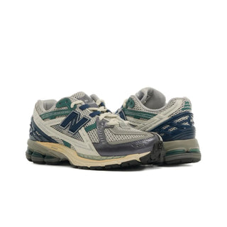 Tenis Unisex New Balance 1906 Gris Azul Marino vista par frontal