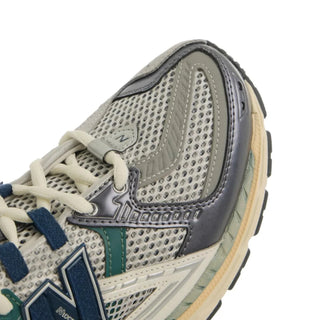 Tenis Unisex New Balance 1906 Gris Azul Marino vista zoom frente